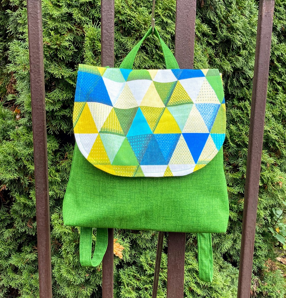 Rucsac verde cu model triunghiular - geantă și husă - rucsacuri - rucsac damă, rucsac bărbați - Artynos.ro Rucsac verde cu model triunghiular - geantă și husă - rucsacuri - rucsac damă, rucsac bărbați - Artynos.ro