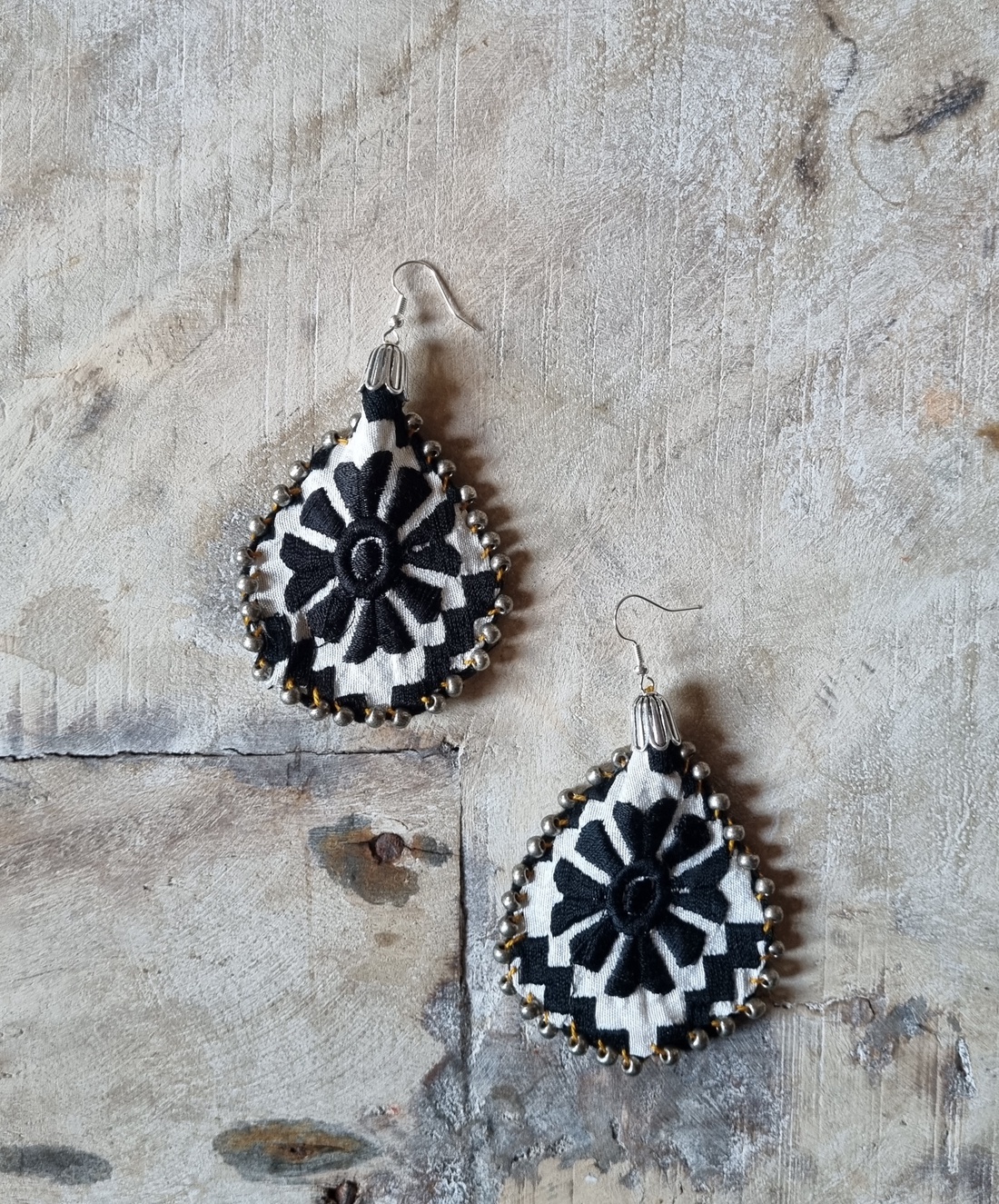  Cercei brodați, alb-negru - bijuterii - cercei - cercei brodați - Artynos.ro