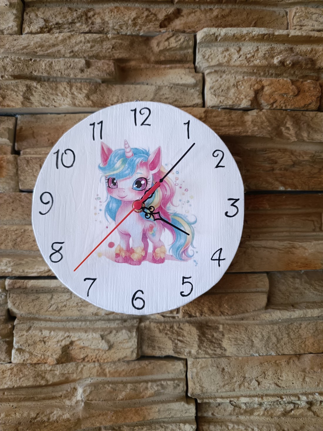 Ceas de perete din lemn decorat cu unicorn -  - Artynos.ro