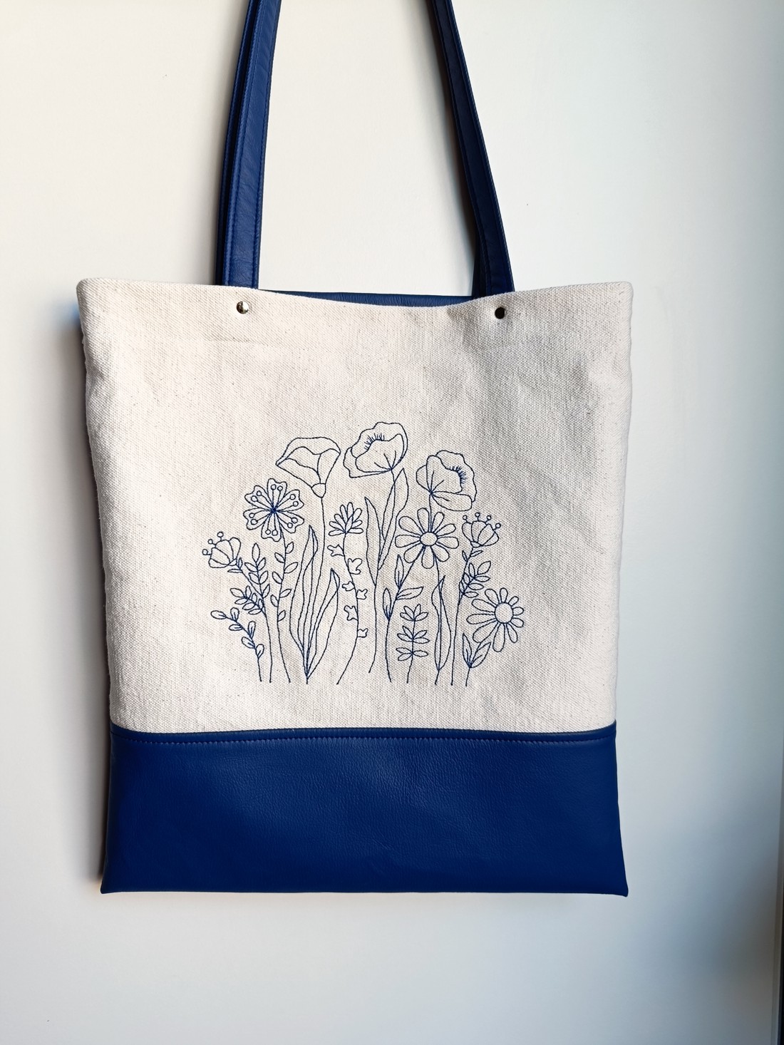 Geantă de umăr albastră brodată Wildflower - geantă și husă - geantă pentru cumpărături - geantă shopper, geantă tote, geantă textilă - Artynos.ro Geantă de umăr albastră brodată Wildflower - geantă și husă - geantă pentru cumpărături - geantă shopper, geantă tote, geantă textilă - Artynos.ro