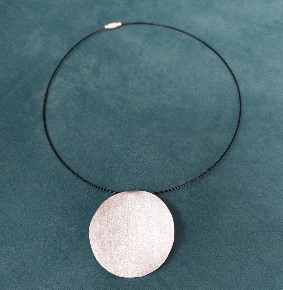 Pandantiv circular minimalist din aluminiu, cu șuvițe -  - Artynos.ro Pandantiv circular minimalist din aluminiu, cu șuvițe -  - Artynos.ro