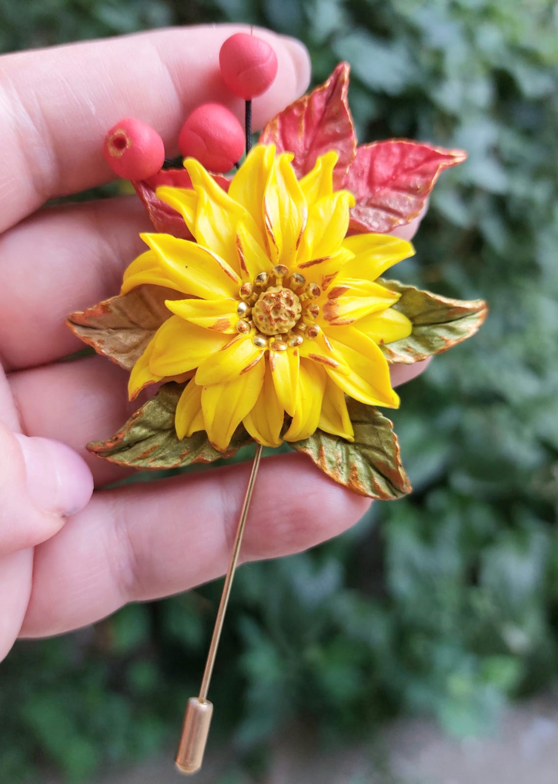 Brosa handmade de tomana cu floarea sorelui - bijuterii - broșă, insigne - agrafe haine și pantofi - Artynos.ro Brosa handmade de tomana cu floarea sorelui - bijuterii - broșă, insigne - agrafe haine și pantofi - Artynos.ro