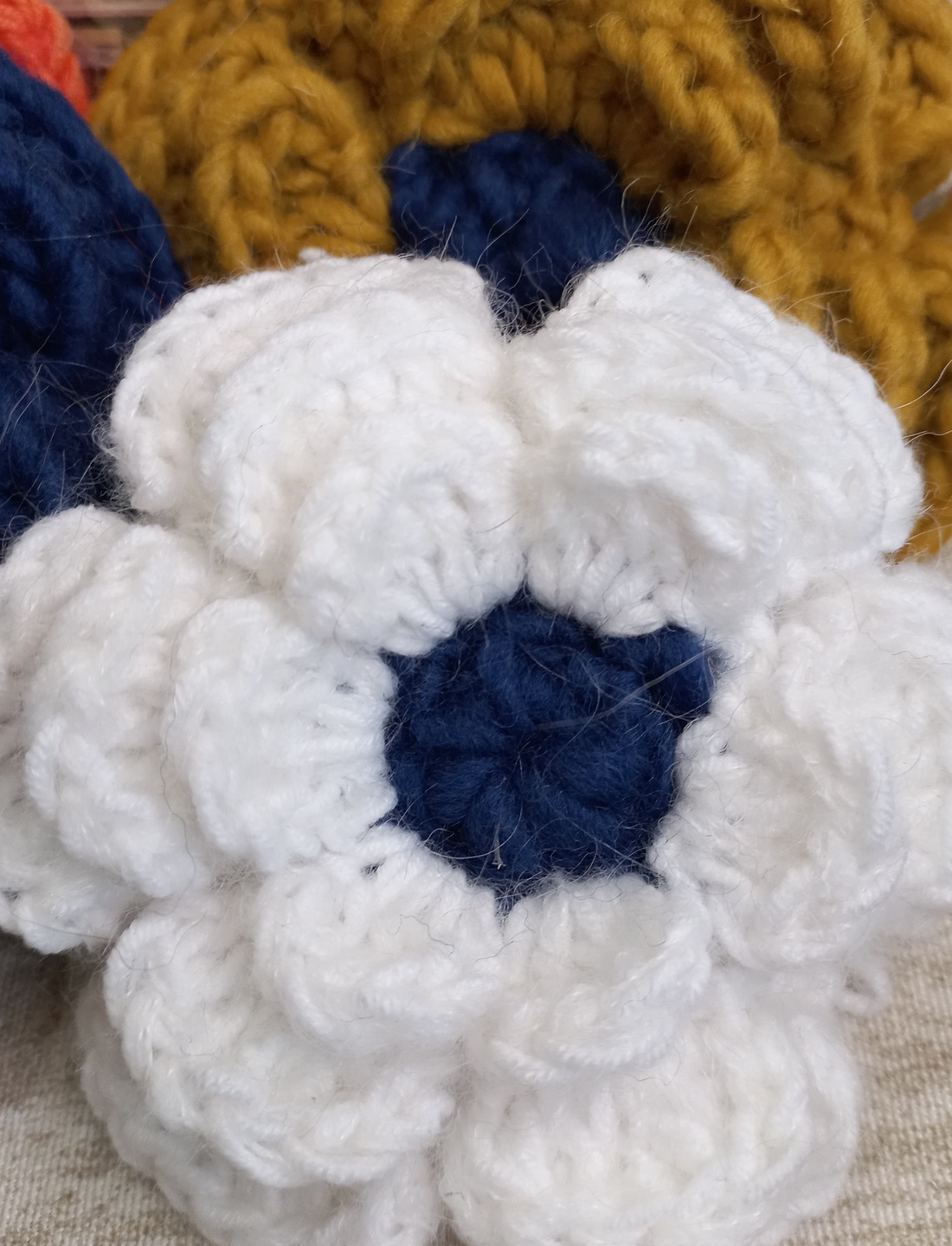 Broșă floare supradimensionată / Mărțișor  - bijuterii - mărțișor - Artynos.ro