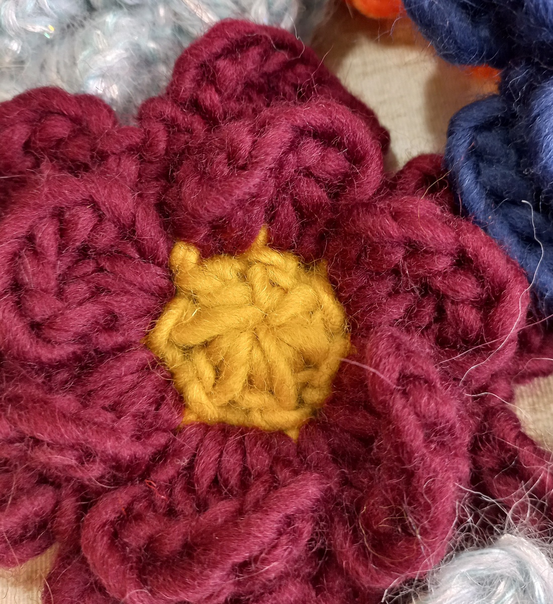 Broșă floare supradimensionată / Mărțișor  - bijuterii - mărțișor - Artynos.ro