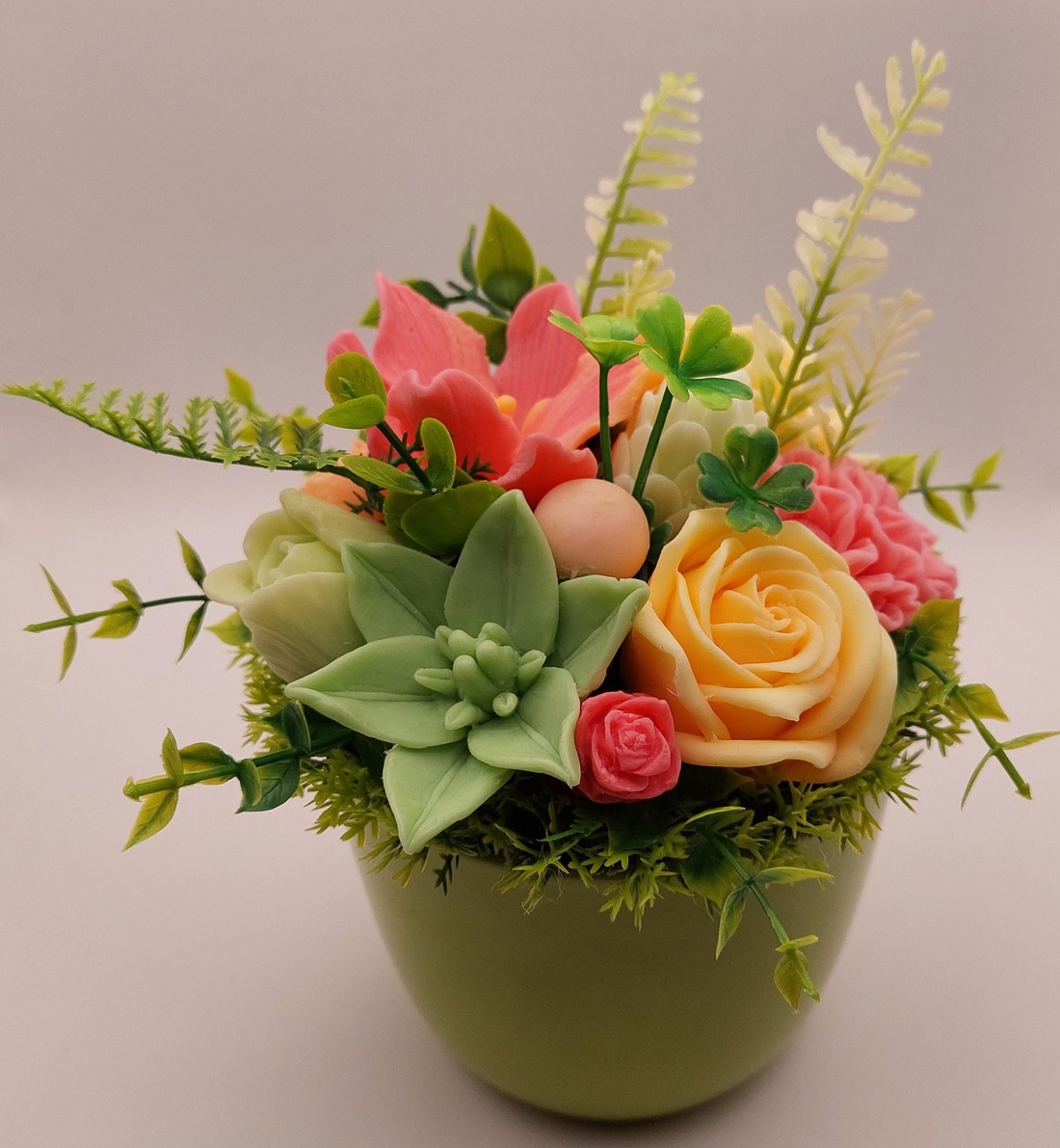 Flori de săpun în vas ceramic verde - casă & stil de viață - accesorii pentru decorat casa - decorațiuni de masă și decorațiuni pentru rafturi - sticle ornamentale - Artynos.ro Flori de săpun în vas ceramic verde - casă & stil de viață - accesorii pentru decorat casa - decorațiuni de masă și decorațiuni pentru rafturi - sticle ornamentale - Artynos.ro