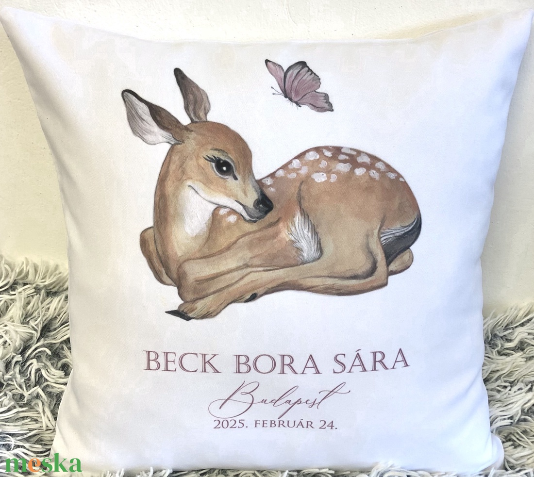 Cadou pentru petrecerea bebelușului, căprioară și fluture, pernă suvenir cu detalii unice, pentru botez, decor pentru ca - casă & stil de viață - textile de casă - perne - Artynos.ro