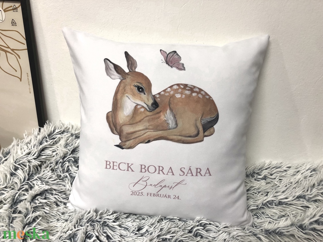 Cadou pentru petrecerea bebelușului, căprioară și fluture, pernă suvenir cu detalii unice, pentru botez, decor pentru ca - casă & stil de viață - textile de casă - perne - Artynos.ro