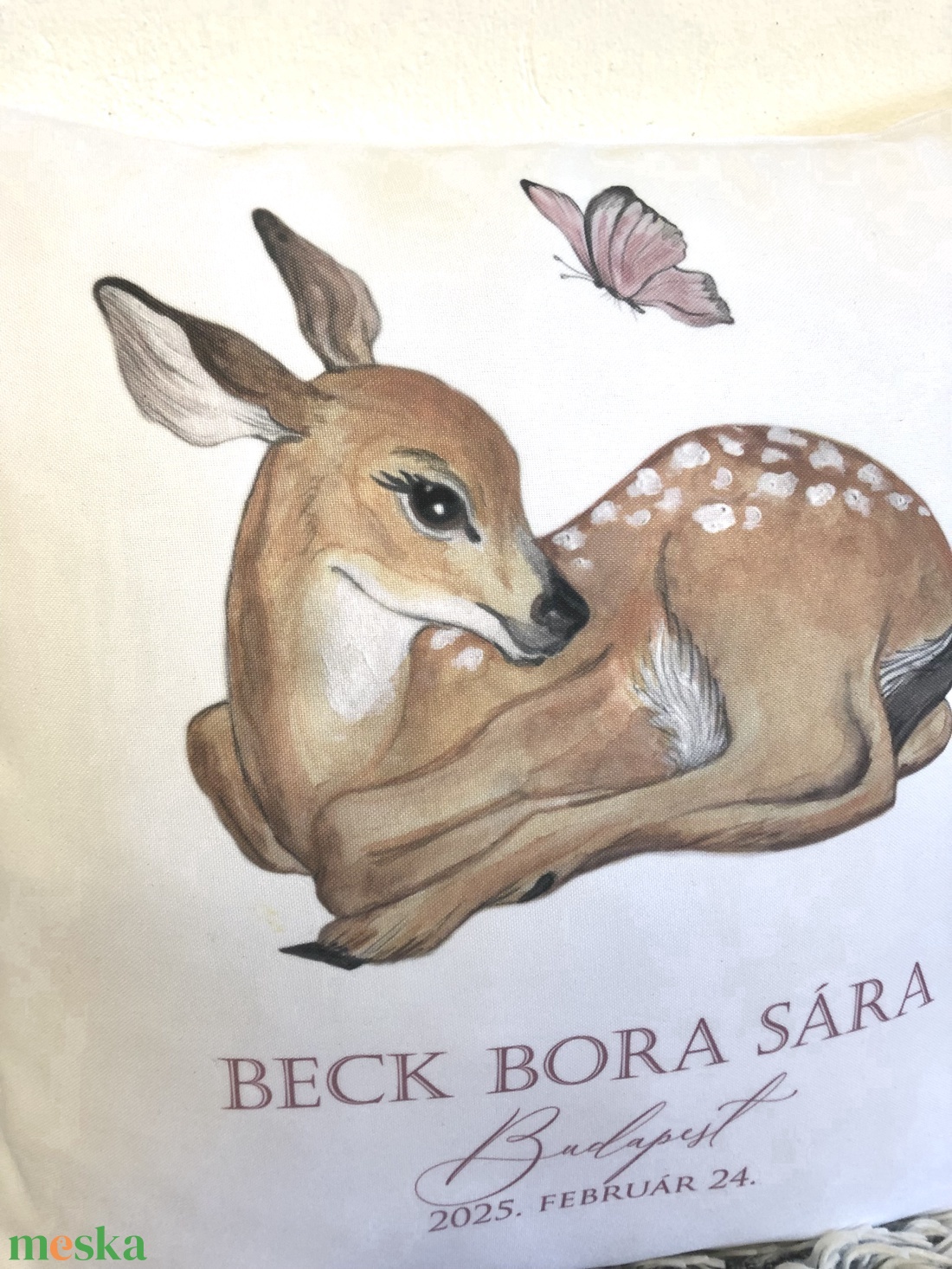 Cadou pentru petrecerea bebelușului, căprioară și fluture, pernă suvenir cu detalii unice, pentru botez, decor pentru ca - casă & stil de viață - textile de casă - perne - Artynos.ro