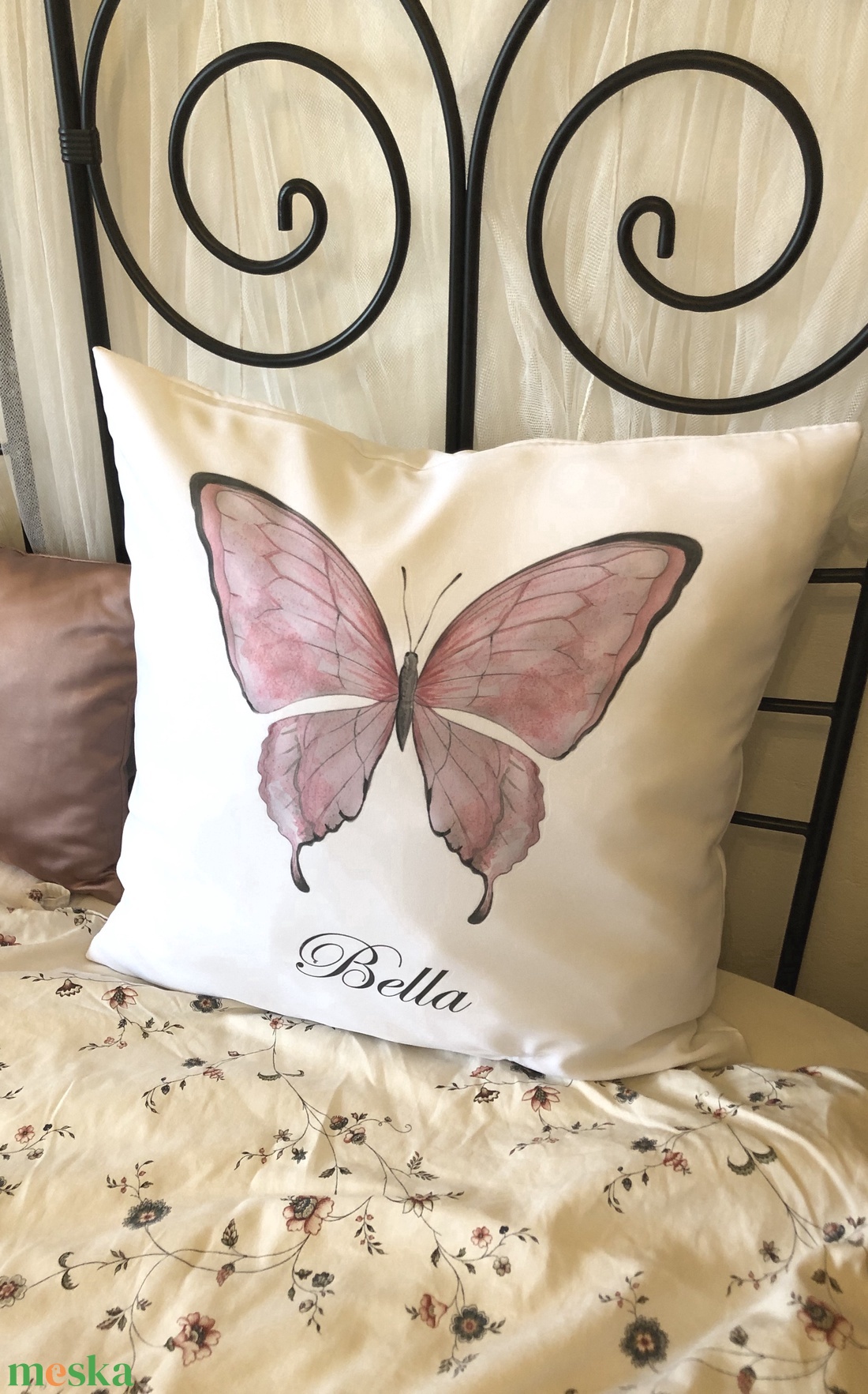Pernă cadou cu nume grafic fluture, pernă decorativă fluture cu nume, pernă ursuleț de pluș cu nume, decor cameră bebelu - casă & stil de viață - textile de casă - perne - Artynos.ro
