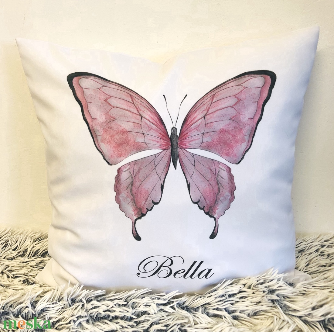 Pernă cadou cu nume grafic fluture, pernă decorativă fluture cu nume, pernă ursuleț de pluș cu nume, decor cameră bebelu - casă & stil de viață - textile de casă - perne - Artynos.ro