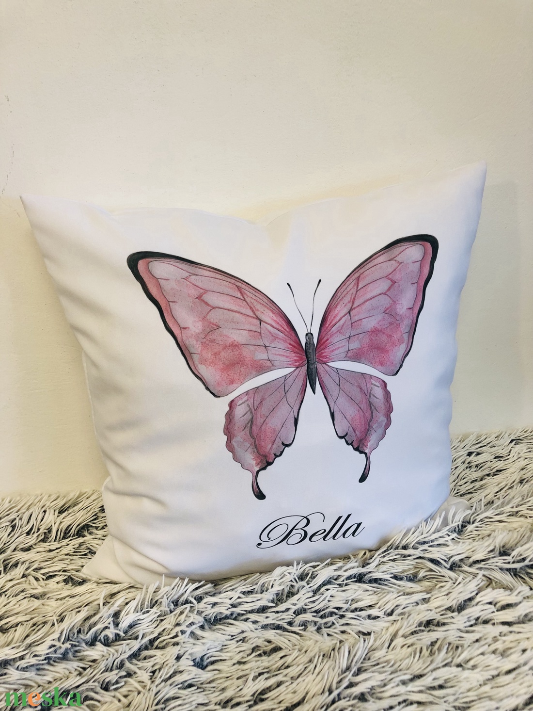 Pernă cadou cu nume grafic fluture, pernă decorativă fluture cu nume, pernă ursuleț de pluș cu nume, decor cameră bebelu - casă & stil de viață - textile de casă - perne - Artynos.ro
