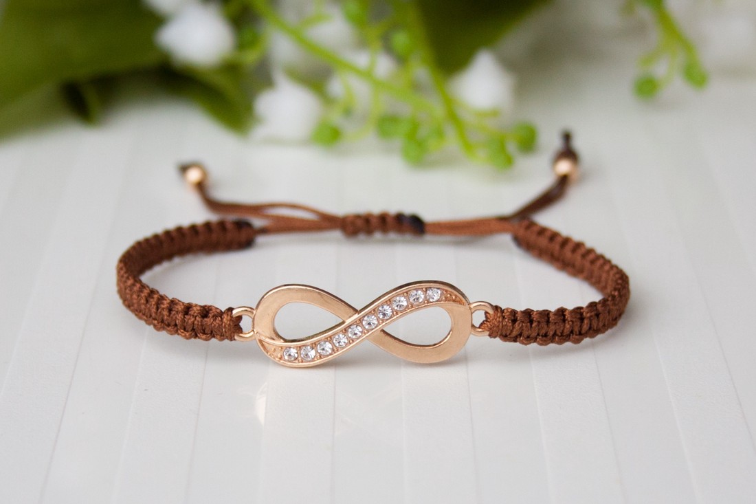 Brățară macramé împletită - Infinity maro - - Artynos.ro Brățară macramé împletită - Infinity maro - - Artynos.ro