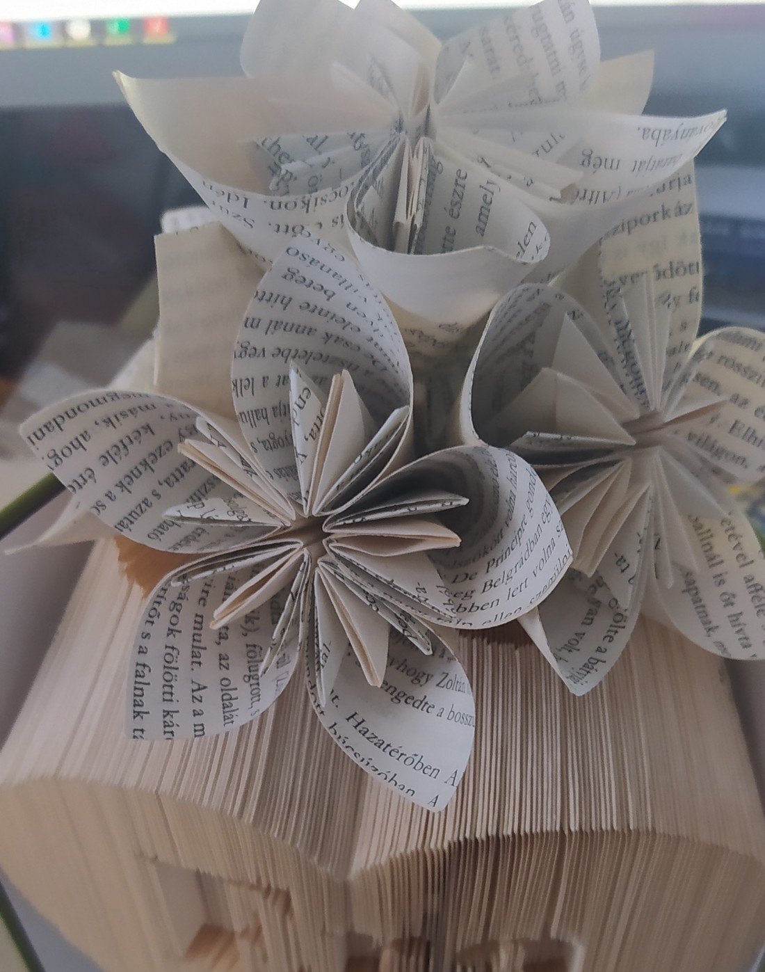 Inimă cu nume și număr, sculptură de carte cu decor din flori de hârtie - casă & stil de viață - accesorii pentru decorat casa - decorațiuni de masă și decorațiuni pentru rafturi  - sculptură de carte, carte pliată - Artynos.ro