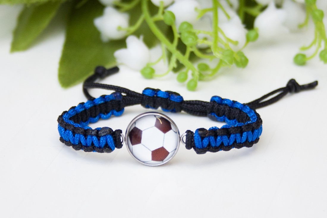 Brățară macramé împletită pentru copii - Fotbal albastru/negru - - Artynos.ro Brățară macramé împletită pentru copii - Fotbal albastru/negru - - Artynos.ro
