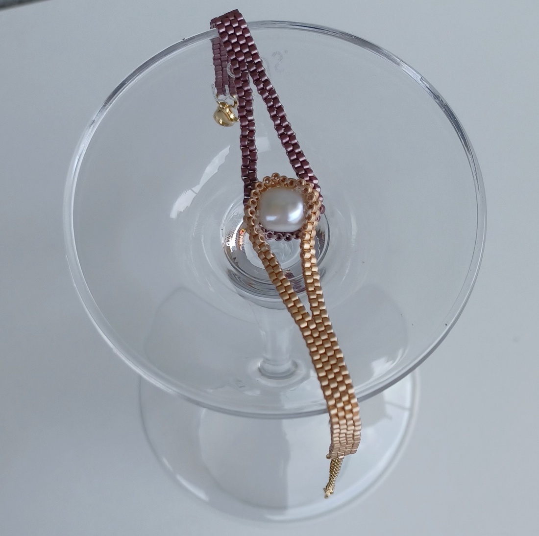 Bratara din margele de sticla cu perla naturala - holding on pearl - bijuterii - brățări - brățări cu perle - Artynos.ro Bratara din margele de sticla cu perla naturala - holding on pearl - bijuterii - brățări - brățări cu perle - Artynos.ro