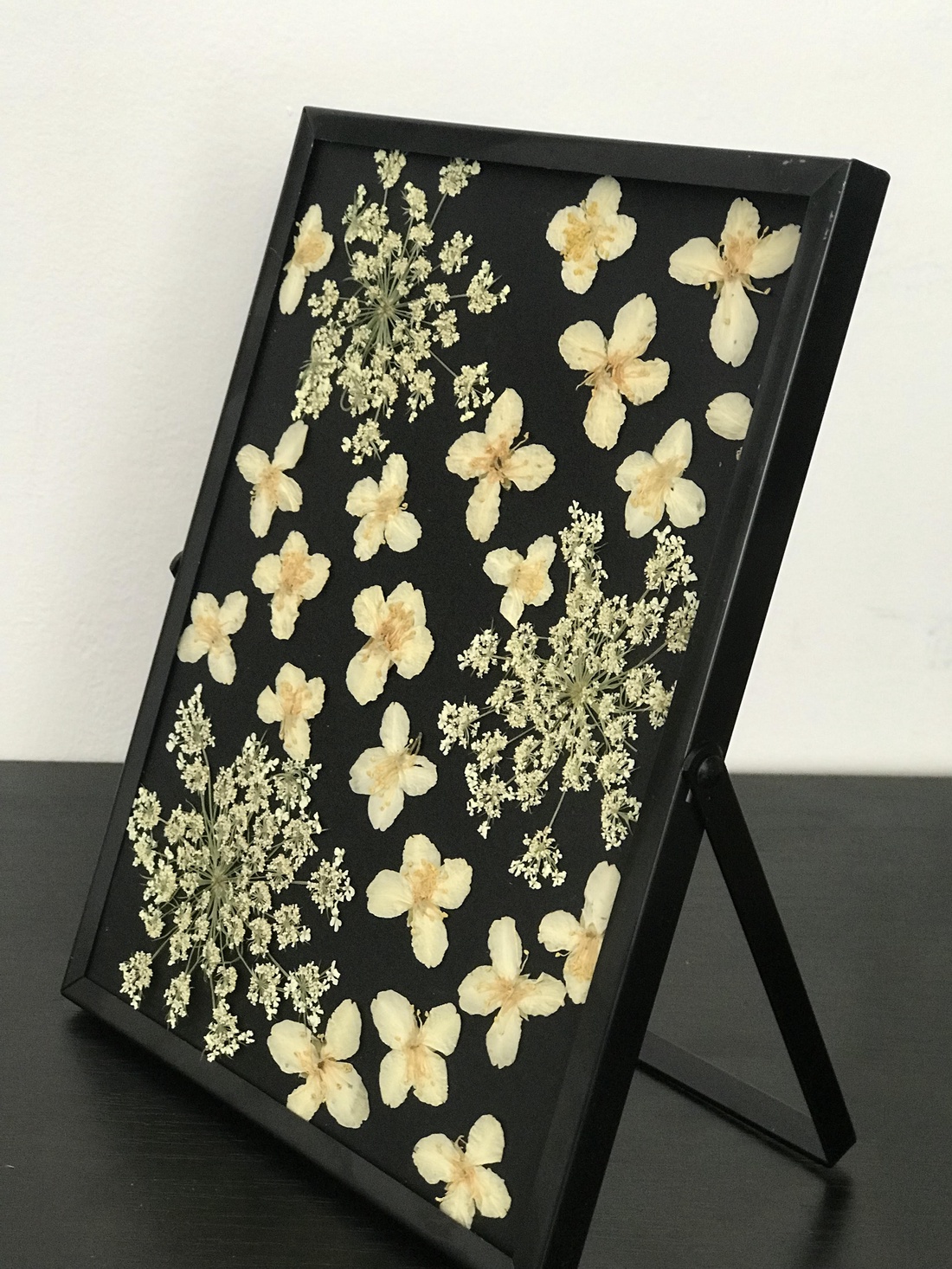 Tablou cu flori de iasomie presată - casă & stil de viață - accesorii pentru decorat casa - decorațiuni de masă și decorațiuni pentru rafturi - florării și grădini de sticle - Artynos.ro Tablou cu flori de iasomie presată - casă & stil de viață - accesorii pentru decorat casa - decorațiuni de masă și decorațiuni pentru rafturi - florării și grădini de sticle - Artynos.ro