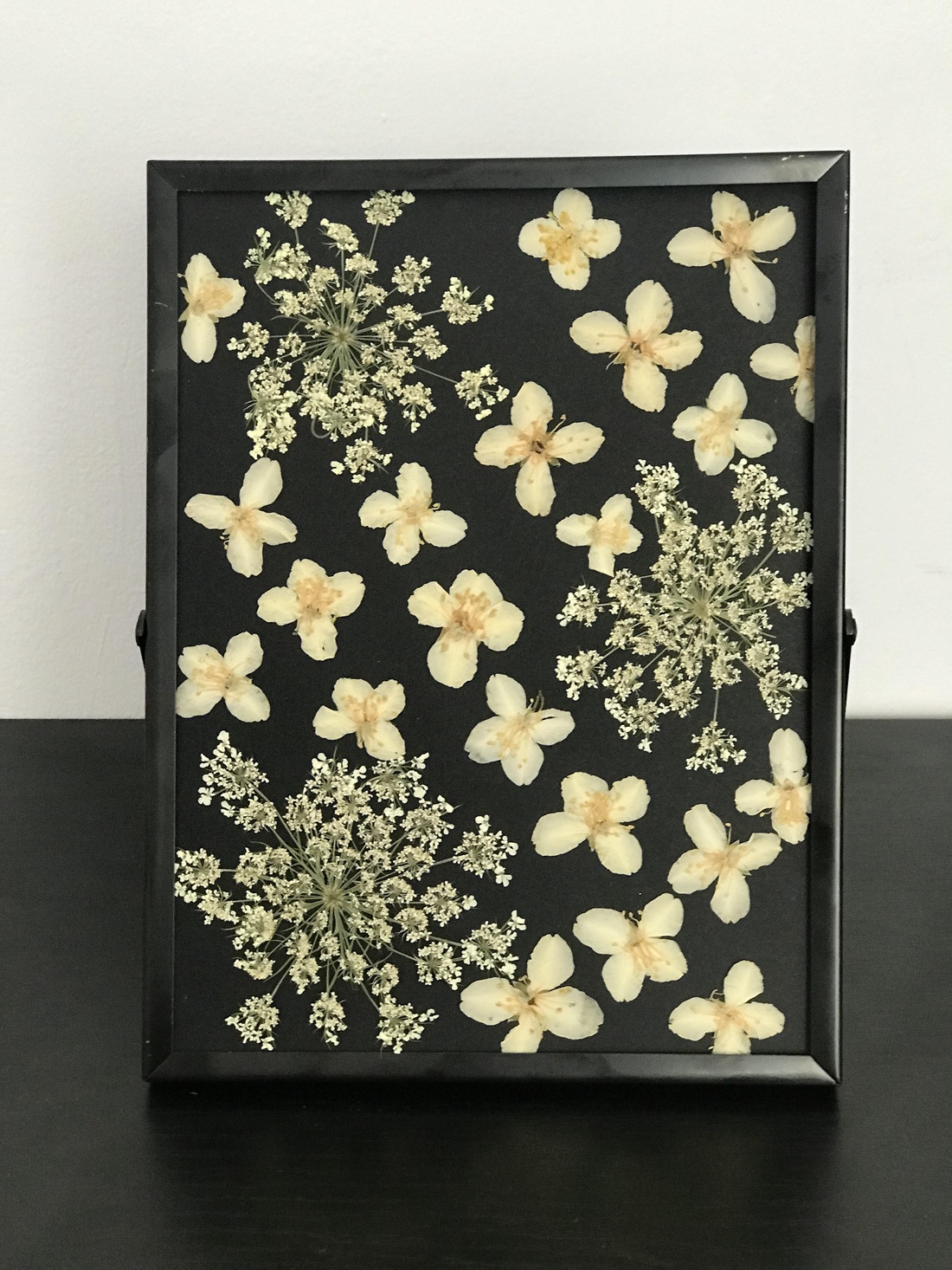 Tablou cu flori de iasomie presată - casă & stil de viață - accesorii pentru decorat casa - decorațiuni de masă și decorațiuni pentru rafturi - florării și grădini de sticle - Artynos.ro Tablou cu flori de iasomie presată - casă & stil de viață - accesorii pentru decorat casa - decorațiuni de masă și decorațiuni pentru rafturi - florării și grădini de sticle - Artynos.ro