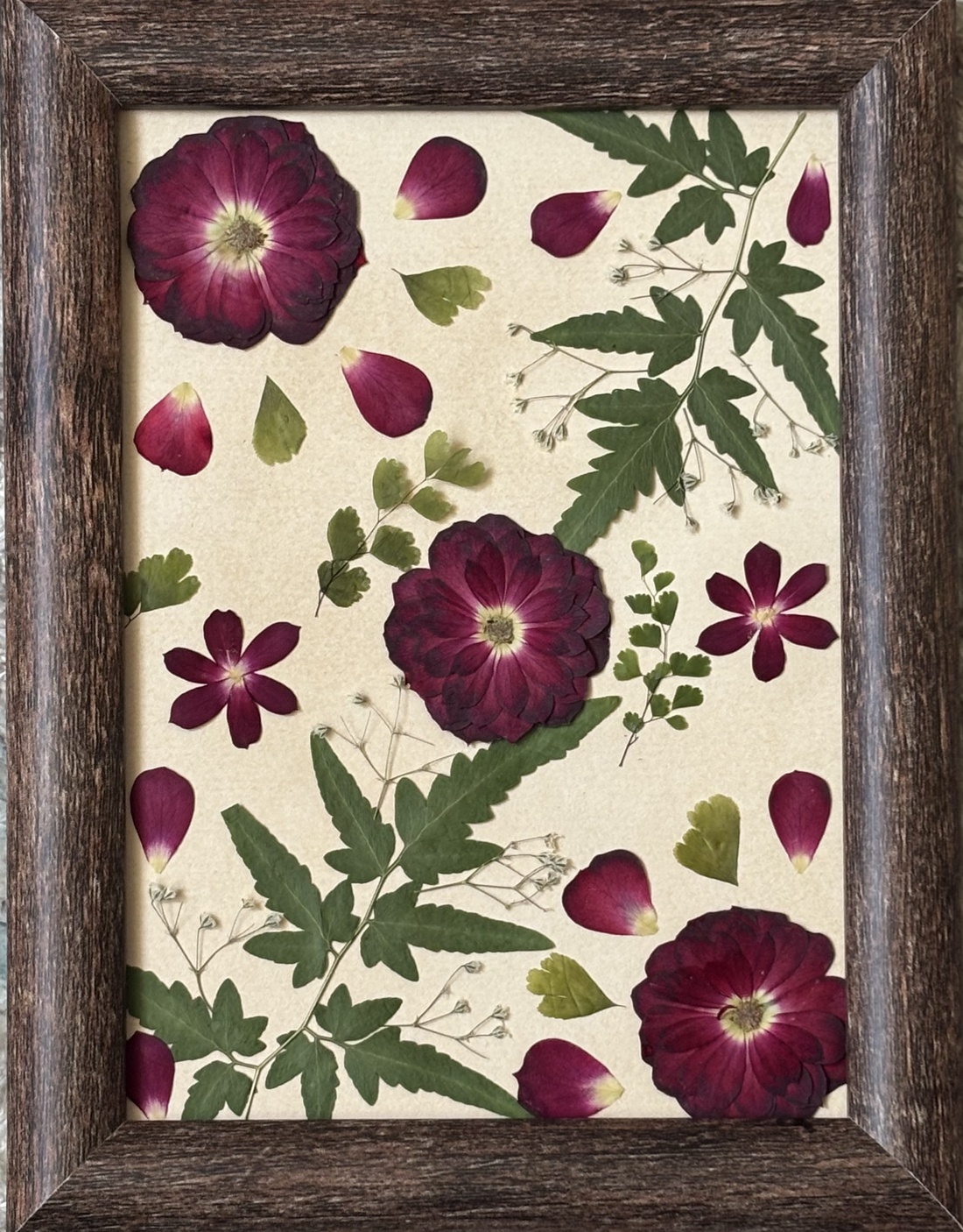 Tablou Botanic Minimalist � Compoziție cu Trandafiri Vișinii și Ferigă Presată, Ramă Lemn 16x21 cm - casă & stil de viață - decorațiuni de casă - accesorii florale - buchete de flori - Artynos.ro