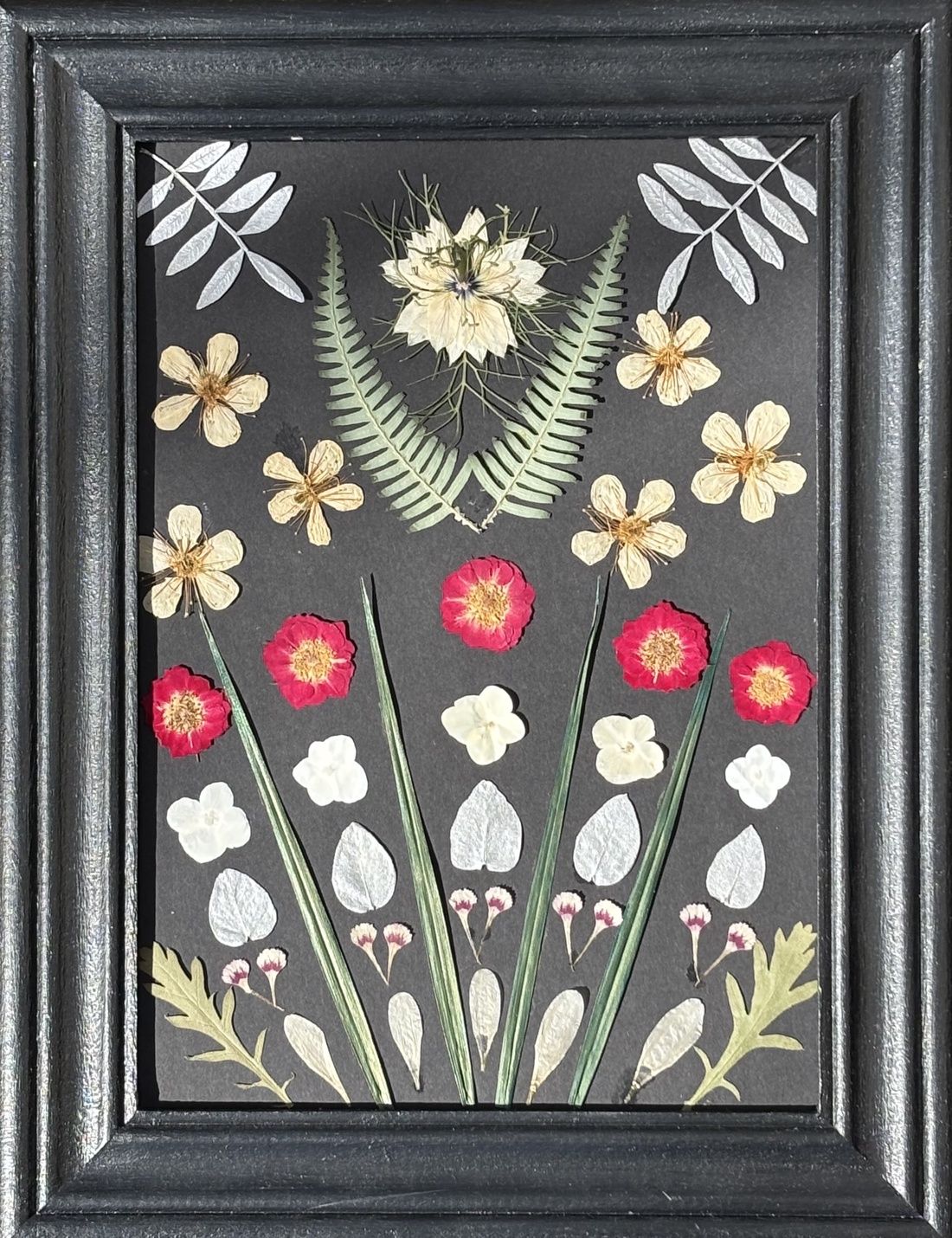 Tablou Handmade cu Flori Presate (Herbarium Art) în Ramă de Lemn Recondiționat � 36x26 cm - casă & stil de viață - decorațiuni de casă - accesorii florale - buchete de flori - Artynos.ro