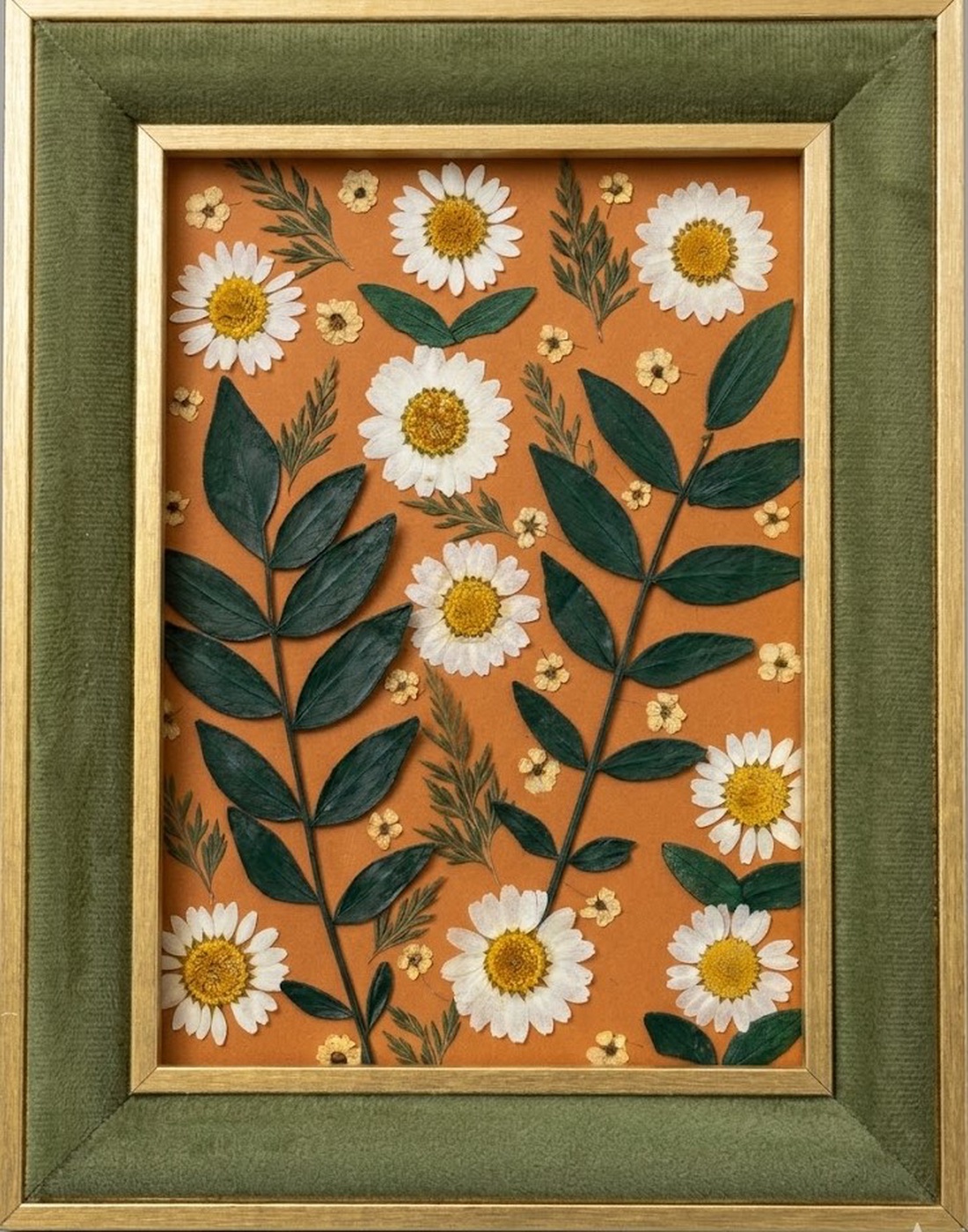 Tablou Handmade cu Flori Presate, Ramă Catifea Verde, 18x23 cm - casă & stil de viață - decorațiuni de casă - accesorii florale - buchete de flori - Artynos.ro