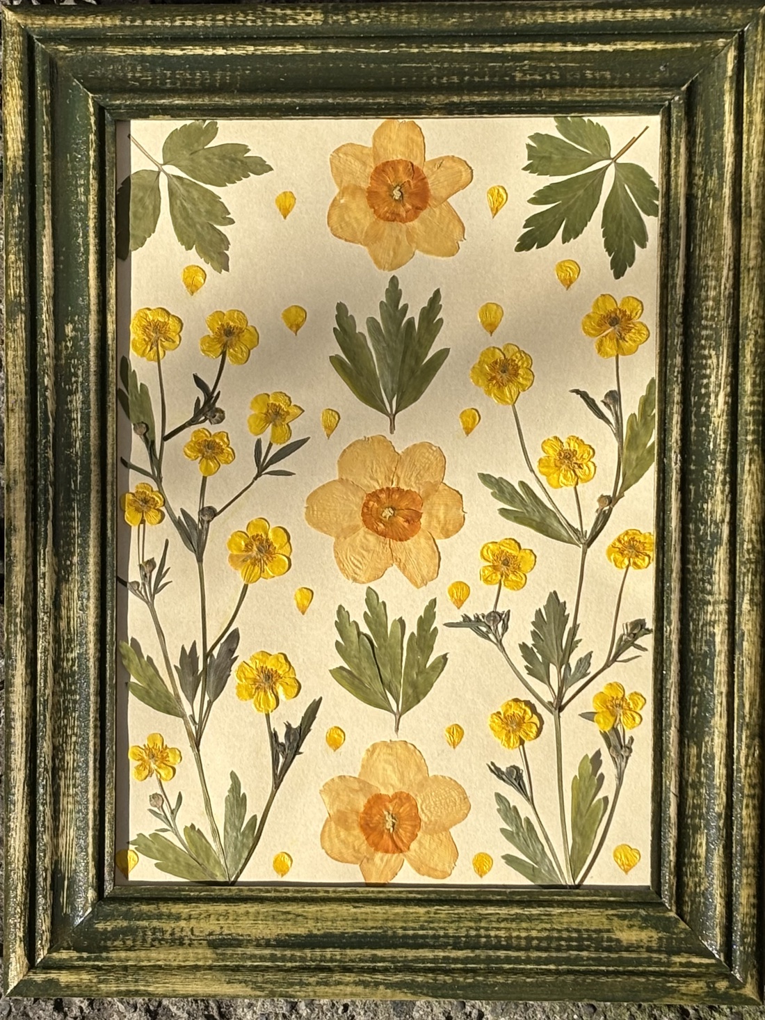 Tablou handmade cu flori presate în ramă patinată - casă & stil de viață - decorațiuni de casă - accesorii florale - buchete de flori - Artynos.ro