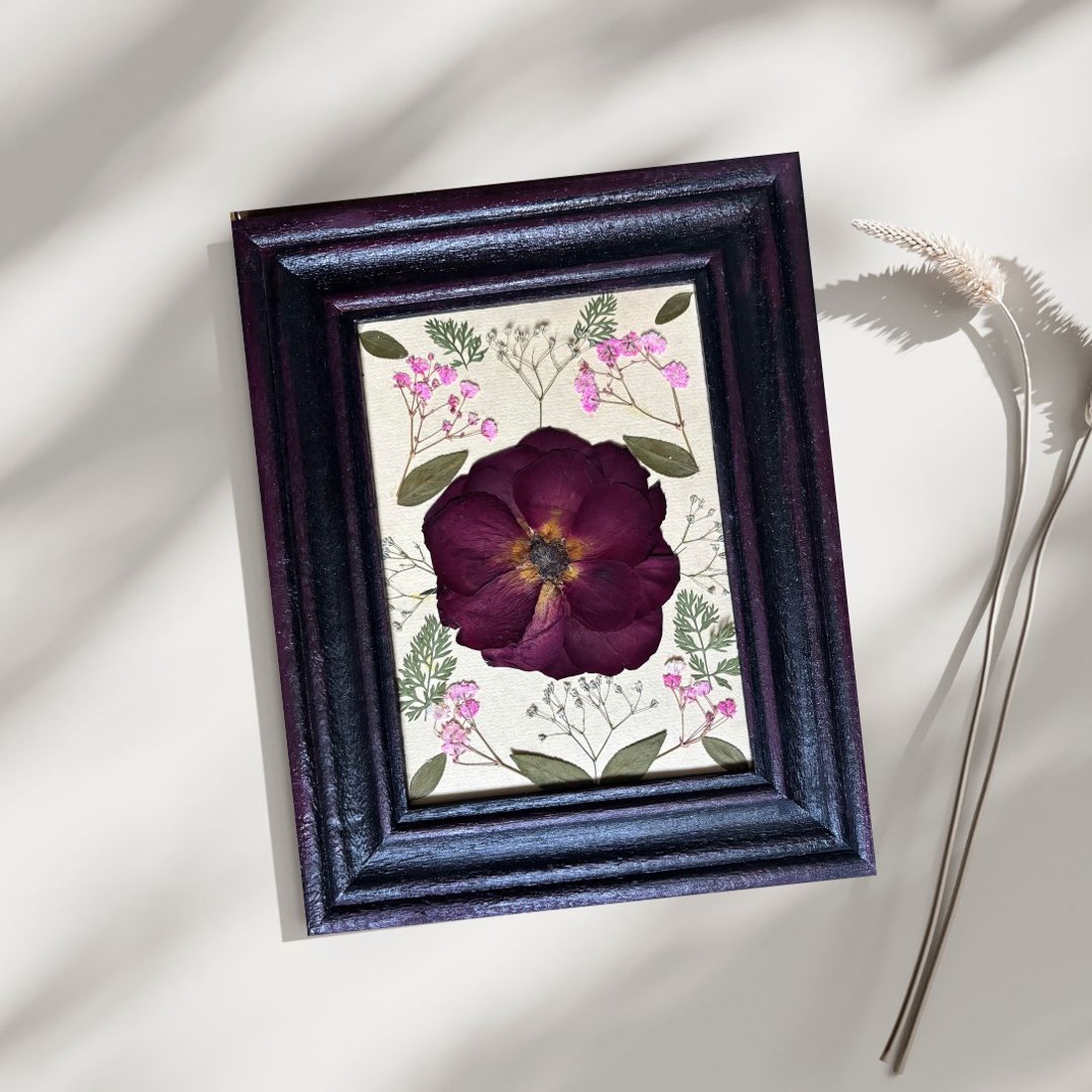 Tablou Botanic Handmade � Compoziție cu Trandafir Burgundy și Flori Presate - casă & stil de viață - decorațiuni de casă - accesorii florale - buchete de flori - Artynos.ro