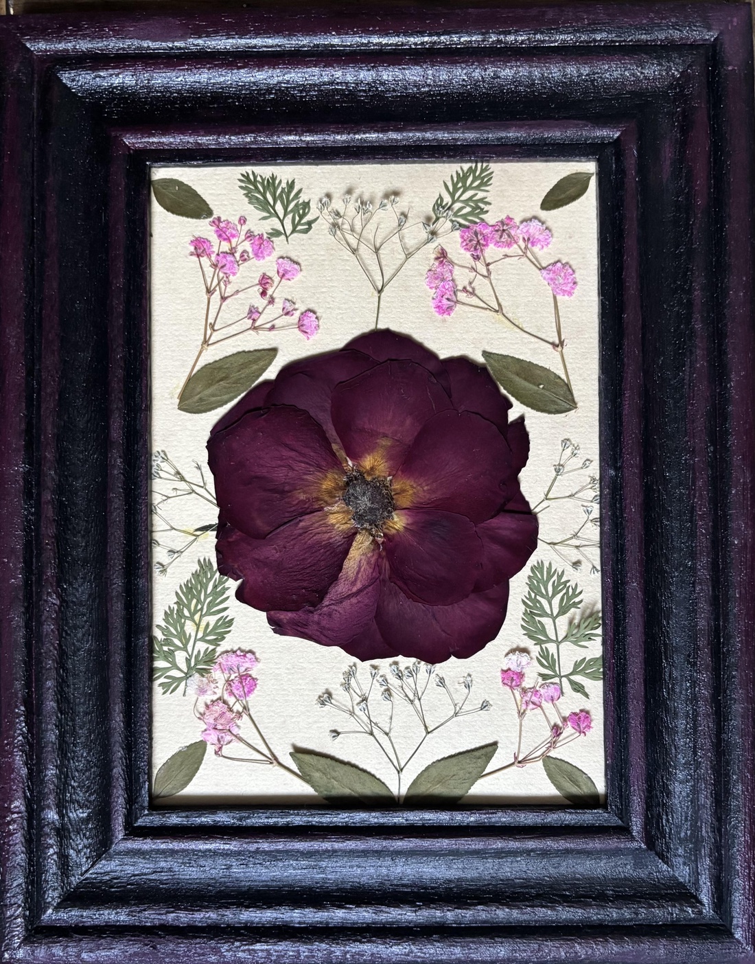 Tablou Botanic Handmade � Compoziție cu Trandafir Burgundy și Flori Presate - casă & stil de viață - decorațiuni de casă - accesorii florale - buchete de flori - Artynos.ro