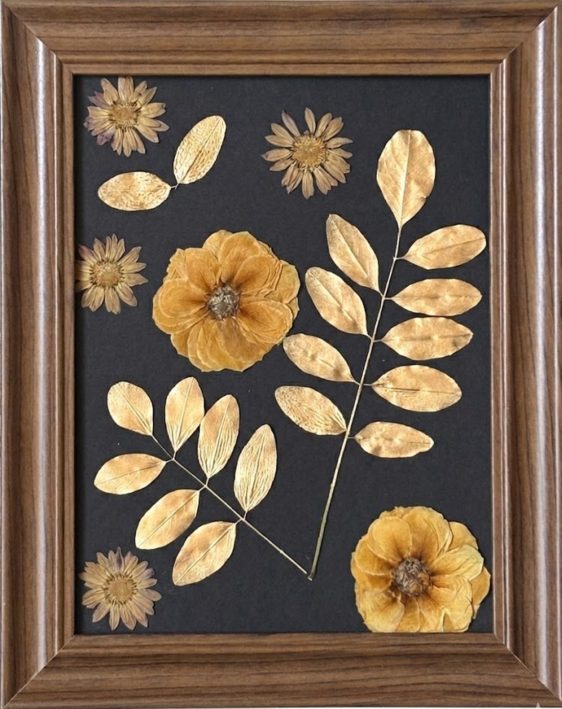 Tablou Botanic cu Flori Presate și Accente Aurii - casă & stil de viață - decorațiuni de casă - accesorii florale - buchete de flori - Artynos.ro