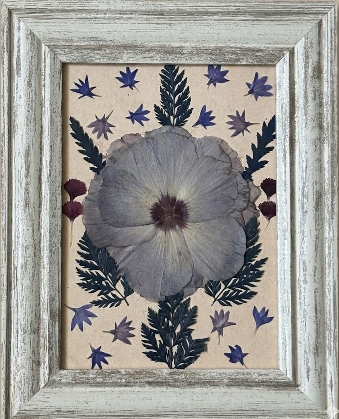 Tablou Artizanal cu Flori Presate � Compoziție Botanică Midnight Bloom - casă & stil de viață - decorațiuni de casă - accesorii florale - buchete de flori - Artynos.ro