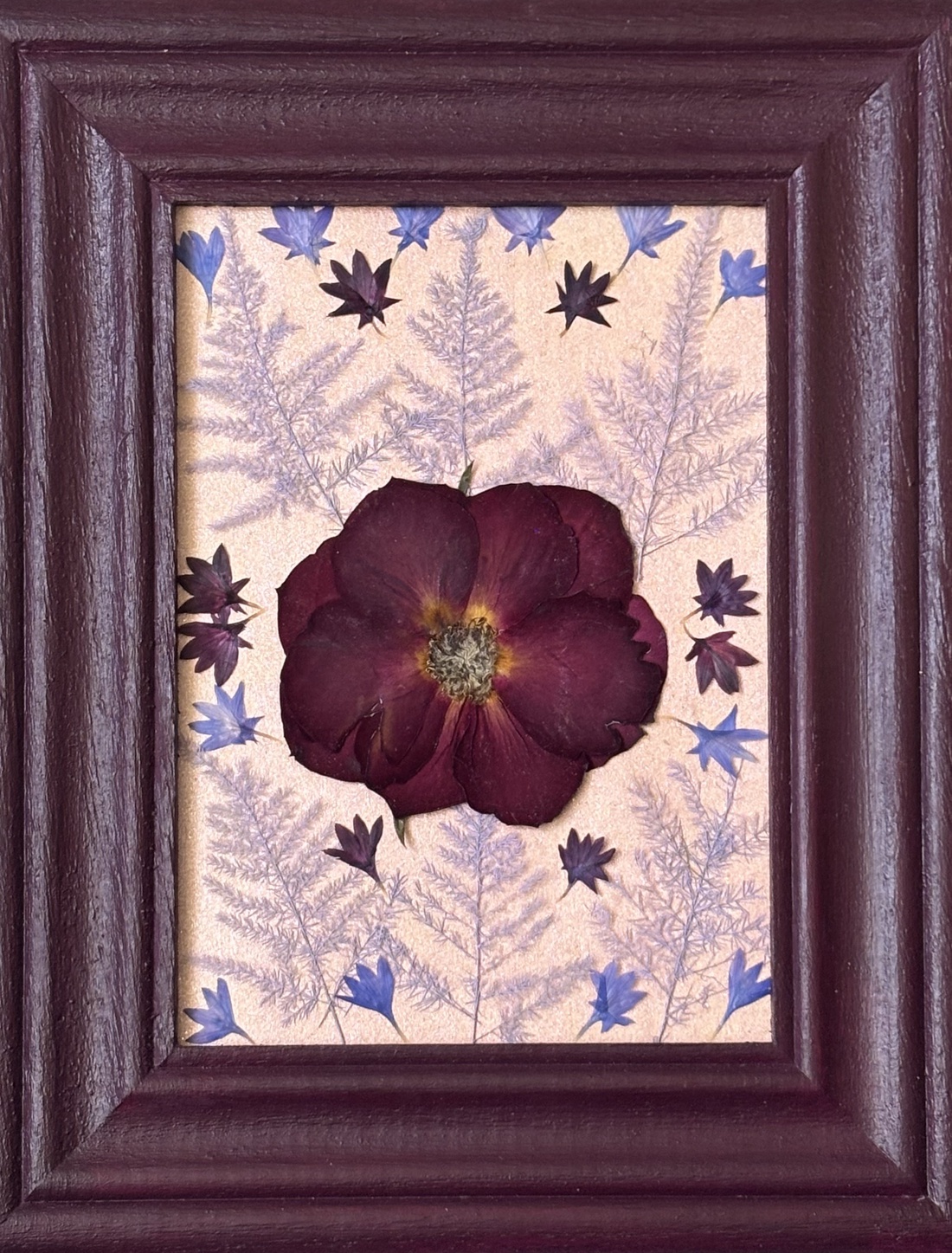 Tablou Artizanal cu Flori Presate � Compoziție Botanică în Tonuri de Burgundy - casă & stil de viață - decorațiuni de casă - accesorii florale - buchete de flori - Artynos.ro