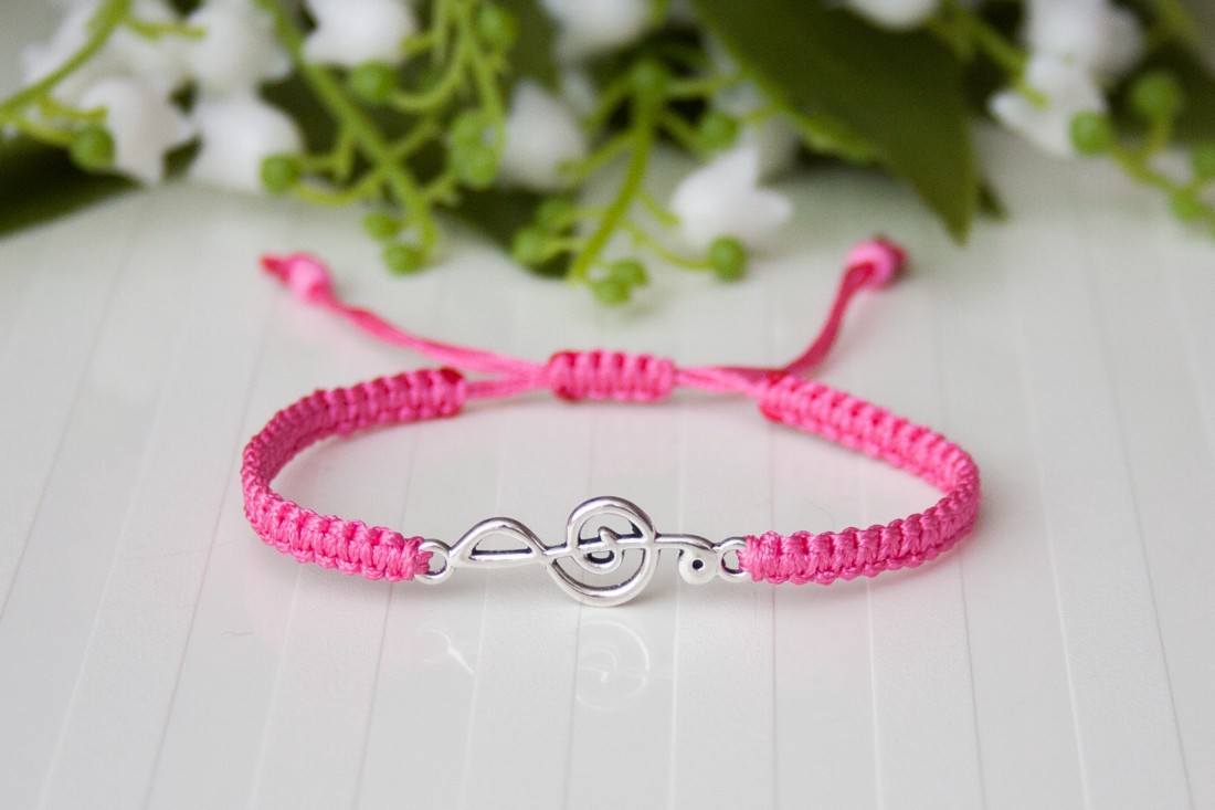 Brățară macramé împletită - Cheie de acordaj G-key cheie vioară - Roz - - Artynos.ro Brățară macramé împletită - Cheie de acordaj G-key cheie vioară - Roz - - Artynos.ro