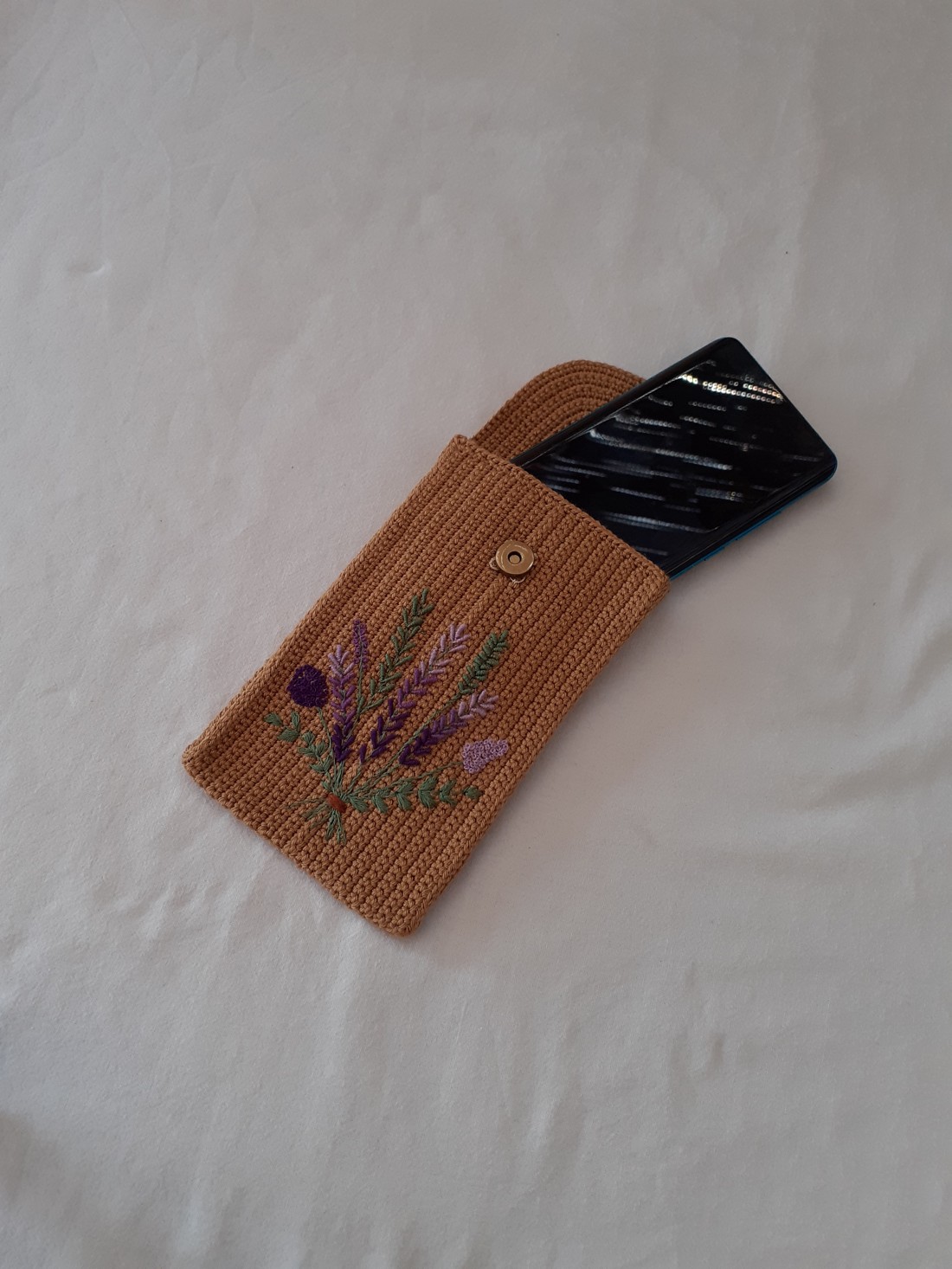 Carcase de telefon croșetate și brodate cu patent magnetic -  - Artynos.ro