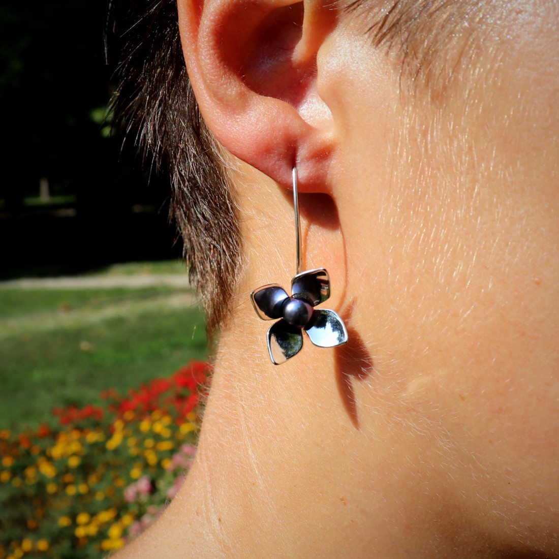 Floare cu patru petale și perlă gri, pereche de cercei de damă din argint (EF.068) - bijuterii - cercei - Artynos.ro