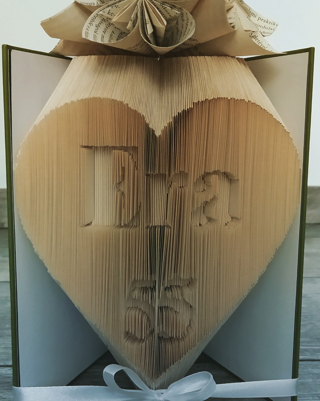 Inimă cu nume și număr, sculptură de carte cu decor din flori de hârtie - casă & stil de viață - accesorii pentru decorat casa - decorațiuni de masă și decorațiuni pentru rafturi  - sculptură de carte, carte pliată - Artynos.ro