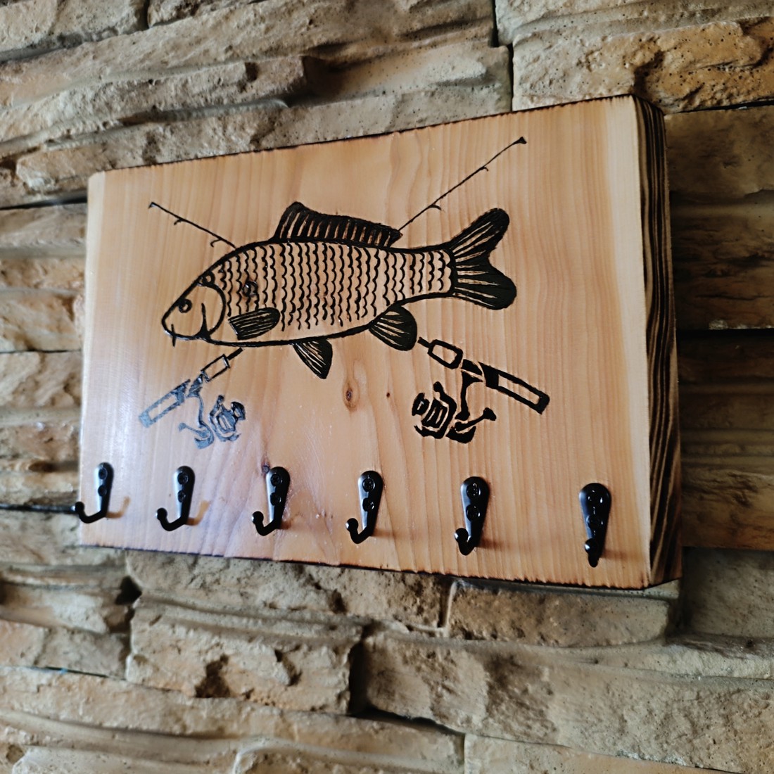 Breloc de perete pentru pescari - - Artynos.ro Breloc de perete pentru pescari - - Artynos.ro