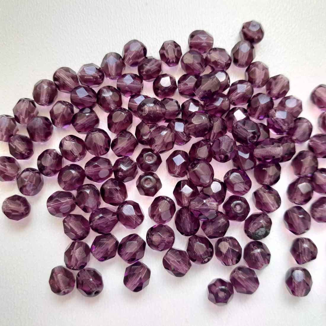 Mărgele cehe fațetate din sticlă - 6mm - 40 buc / pachet - violet - - Artynos.ro Mărgele cehe fațetate din sticlă - 6mm - 40 buc / pachet - violet - - Artynos.ro