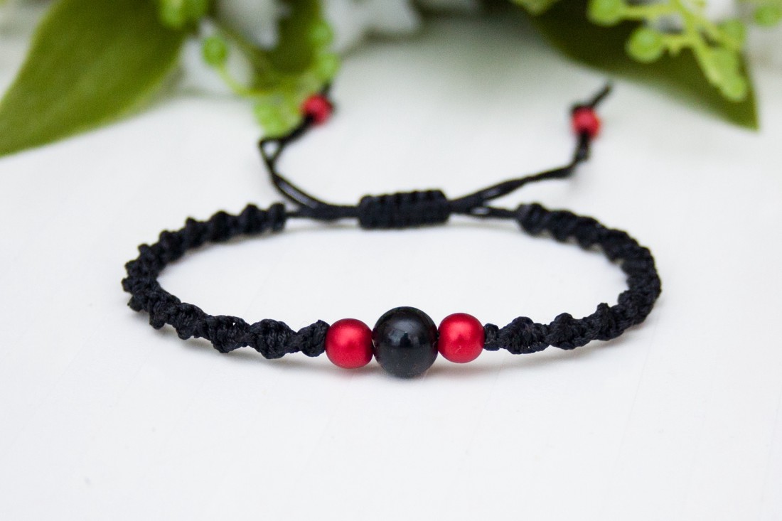 Brățară macramé împletită - Mărgele negru -  - Artynos.ro