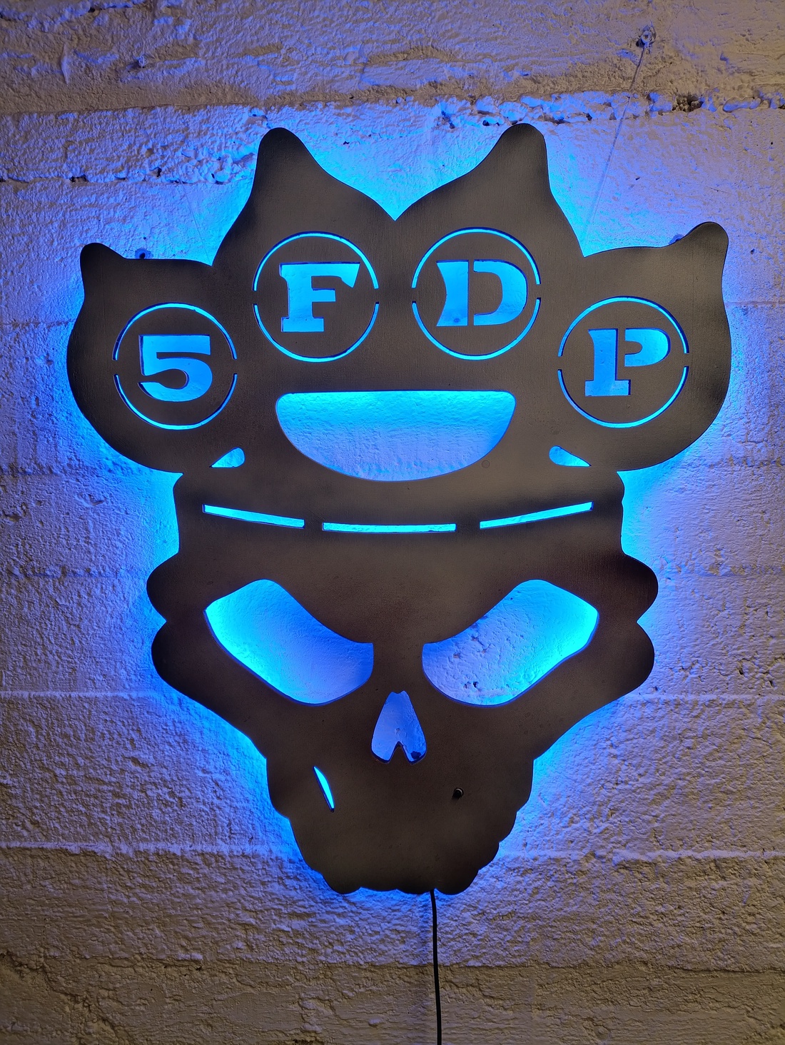 Five Finger Death Punch falikép világítással - casă & stil de viață - accesorii pentru decorat casa - decorațiuni de pereți, decorațiuni suspendate - scrisuri pe perete - Artynos.ro Five Finger Death Punch falikép világítással - casă & stil de viață - accesorii pentru decorat casa - decorațiuni de pereți, decorațiuni suspendate - scrisuri pe perete - Artynos.ro