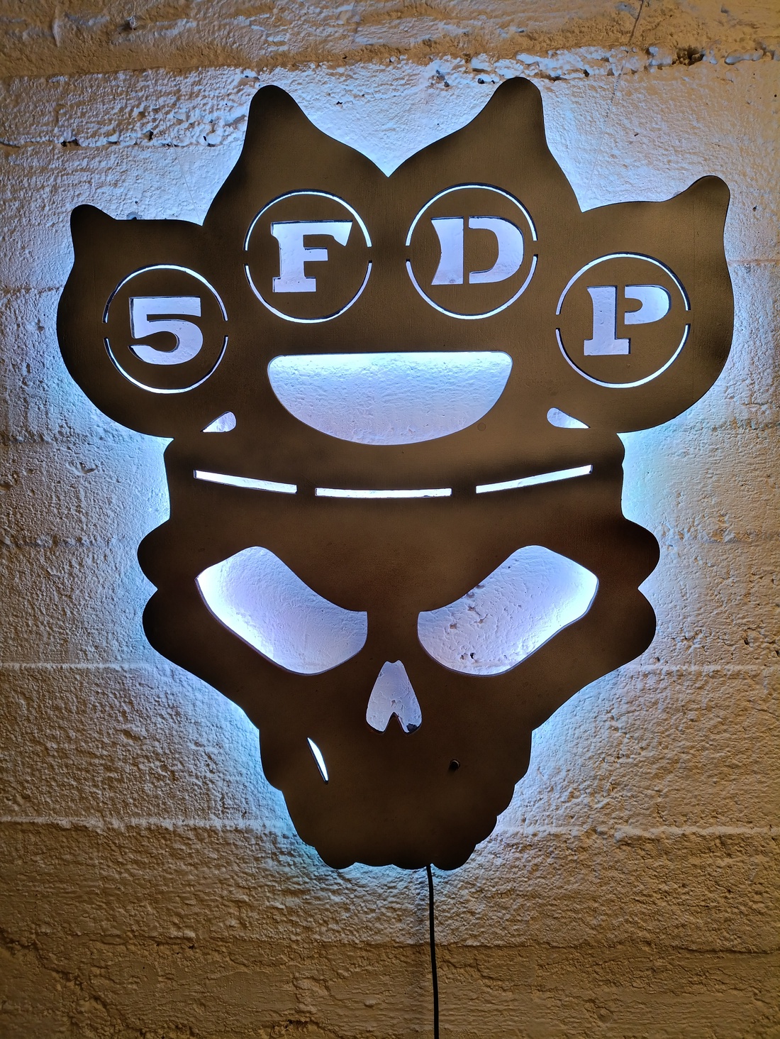 Five Finger Death Punch falikép világítással - casă & stil de viață - accesorii pentru decorat casa - decorațiuni de pereți, decorațiuni suspendate - scrisuri pe perete - Artynos.ro Five Finger Death Punch falikép világítással - casă & stil de viață - accesorii pentru decorat casa - decorațiuni de pereți, decorațiuni suspendate - scrisuri pe perete - Artynos.ro