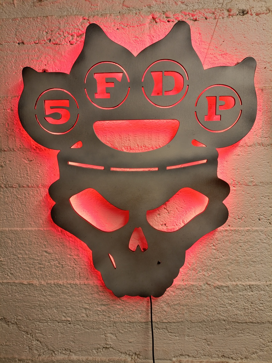 Five Finger Death Punch falikép világítással - casă & stil de viață - accesorii pentru decorat casa - decorațiuni de pereți, decorațiuni suspendate - scrisuri pe perete - Artynos.ro Five Finger Death Punch falikép világítással - casă & stil de viață - accesorii pentru decorat casa - decorațiuni de pereți, decorațiuni suspendate - scrisuri pe perete - Artynos.ro