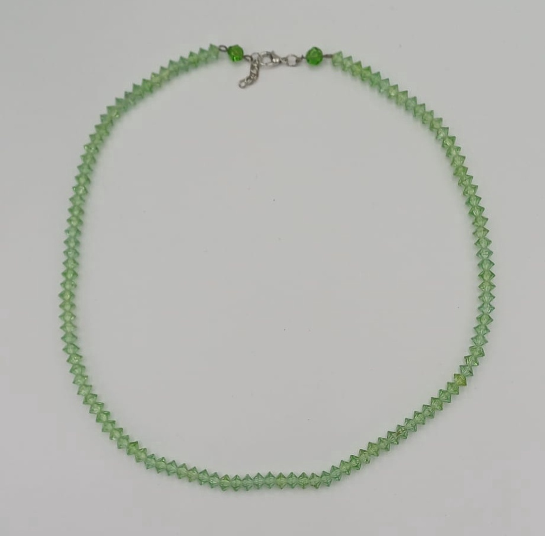 Colier din mărgeluțe de sticlă verzi � design delicat - bijuterii - coliere - coliere din pietre semiprețioase - Artynos.ro