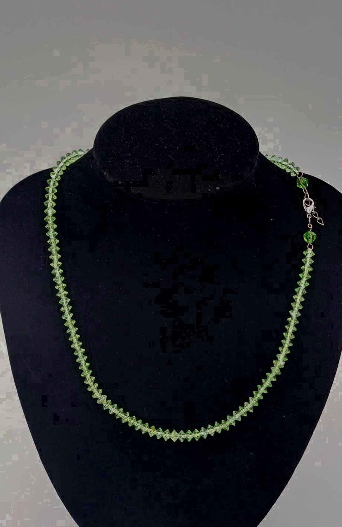 Colier din mărgeluțe de sticlă verzi � design delicat - bijuterii - coliere - coliere din pietre semiprețioase - Artynos.ro