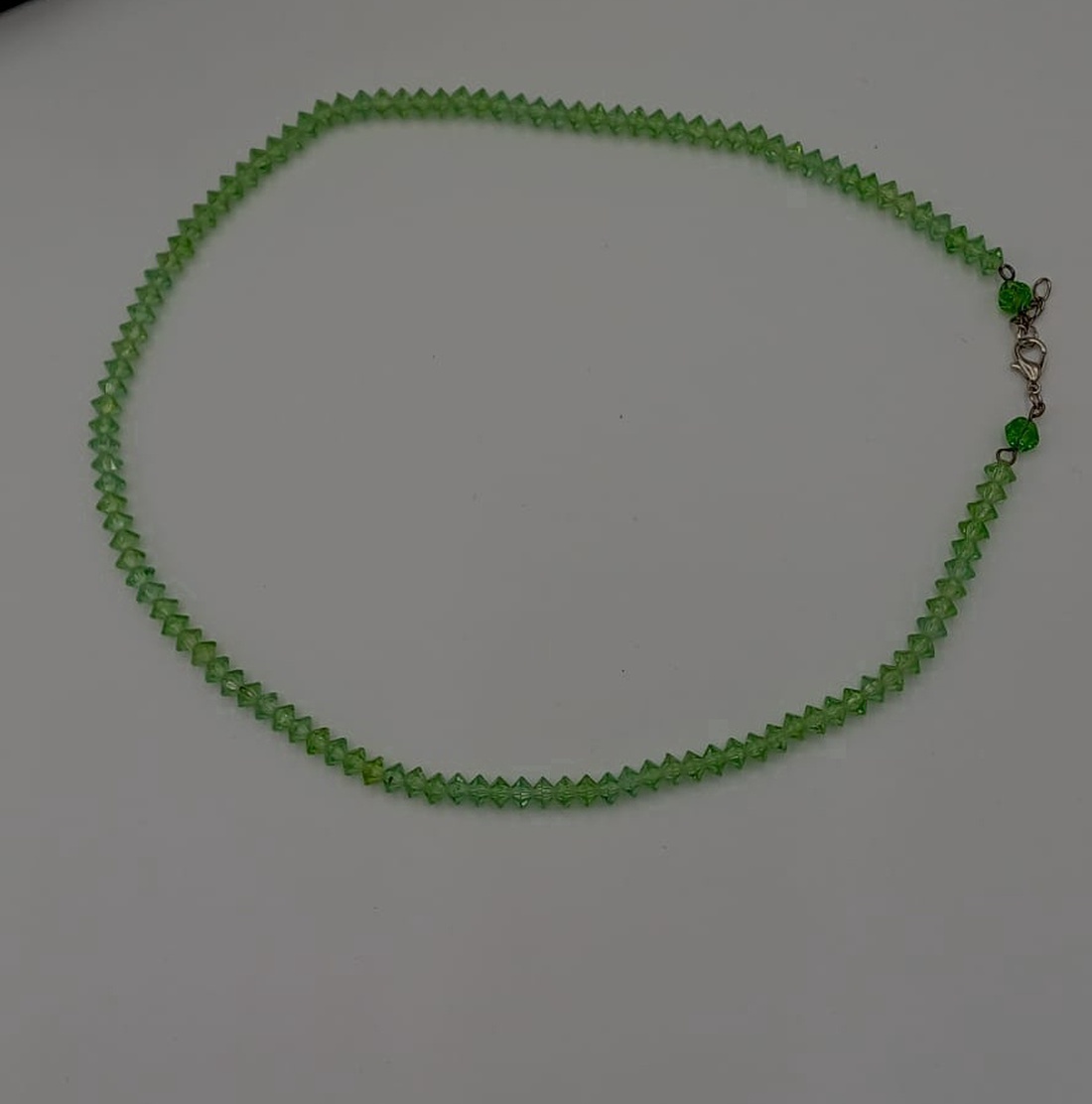 Colier din mărgeluțe de sticlă verzi � design delicat - bijuterii - coliere - coliere din pietre semiprețioase - Artynos.ro
