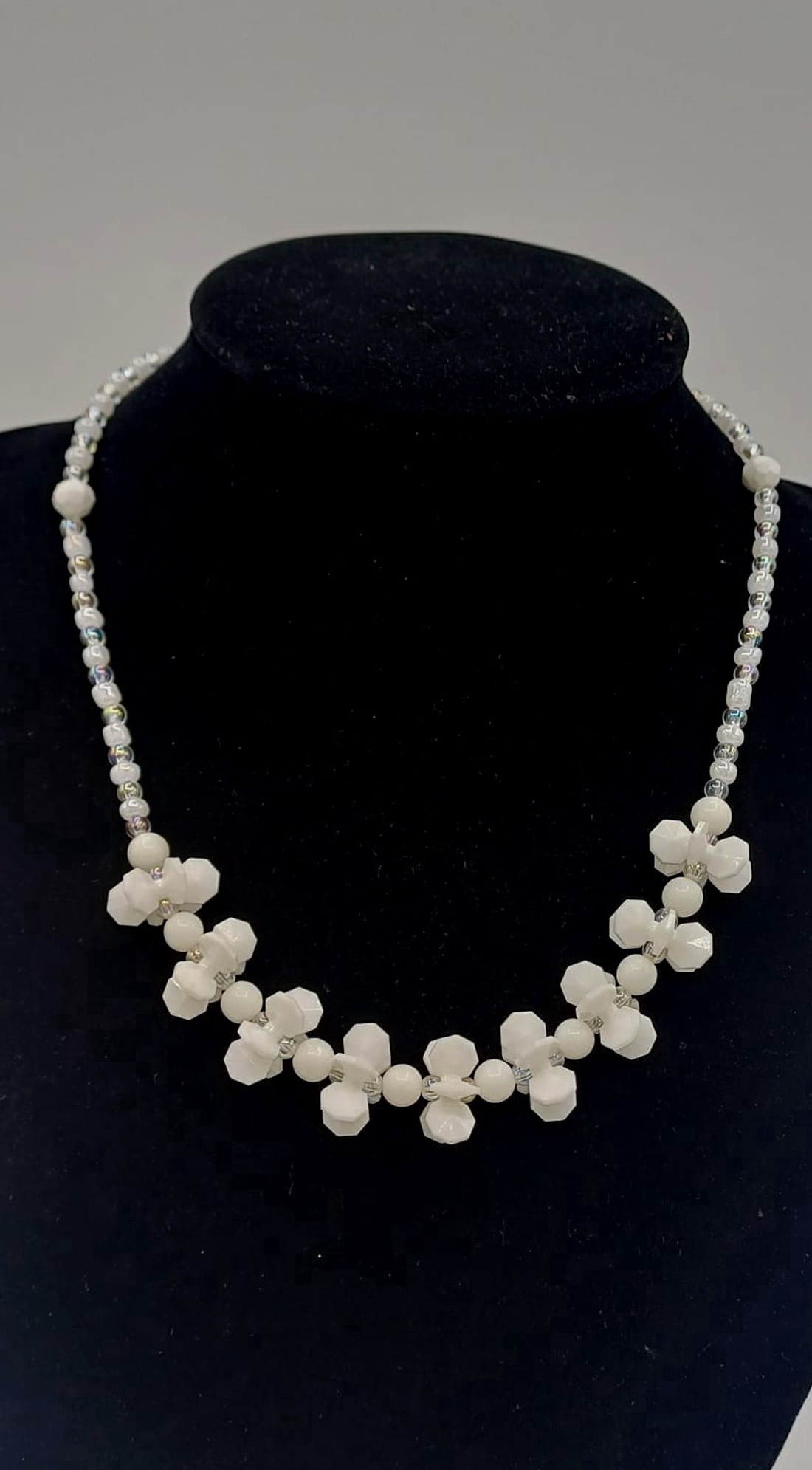 Colier elegant din mărgele de albe � design floral - bijuterii - coliere - coliere din mărgele - Artynos.ro