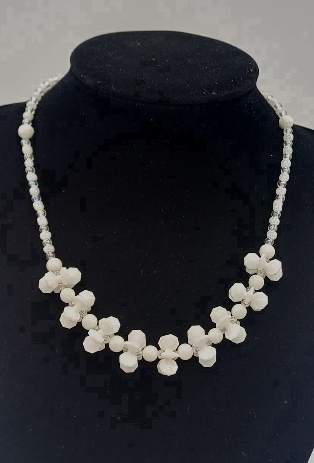 Colier elegant din mărgele de albe � design floral - bijuterii - coliere - coliere din mărgele - Artynos.ro