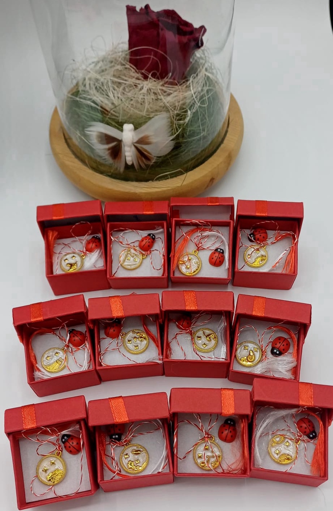 Mărțișorul este simbolul primăverii, al norocului și al gândurilor bune. Fiecare semn zodiacal poartă o energie unică,  - bijuterii - mărțișor - Artynos.ro