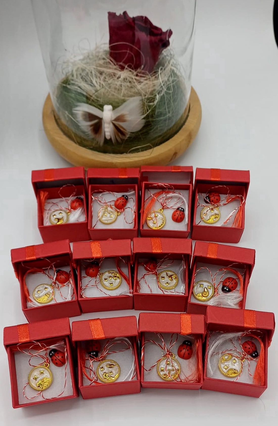 Mărțișorul este simbolul primăverii, al norocului și al gândurilor bune. Fiecare semn zodiacal poartă o energie unică,  - bijuterii - mărțișor - Artynos.ro