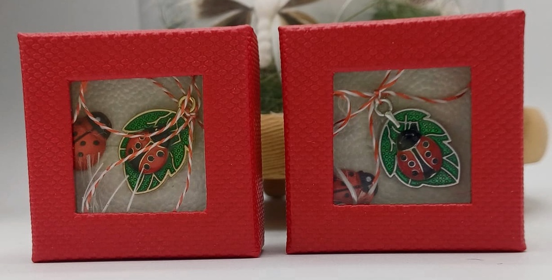 Martisor buburuza din metal cu cutie  - bijuterii - mărțișor - Artynos.ro