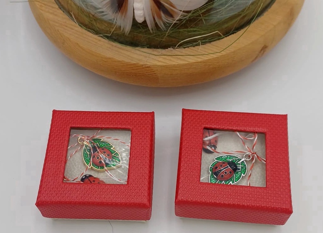 Martisor buburuza din metal cu cutie  - bijuterii - mărțișor - Artynos.ro