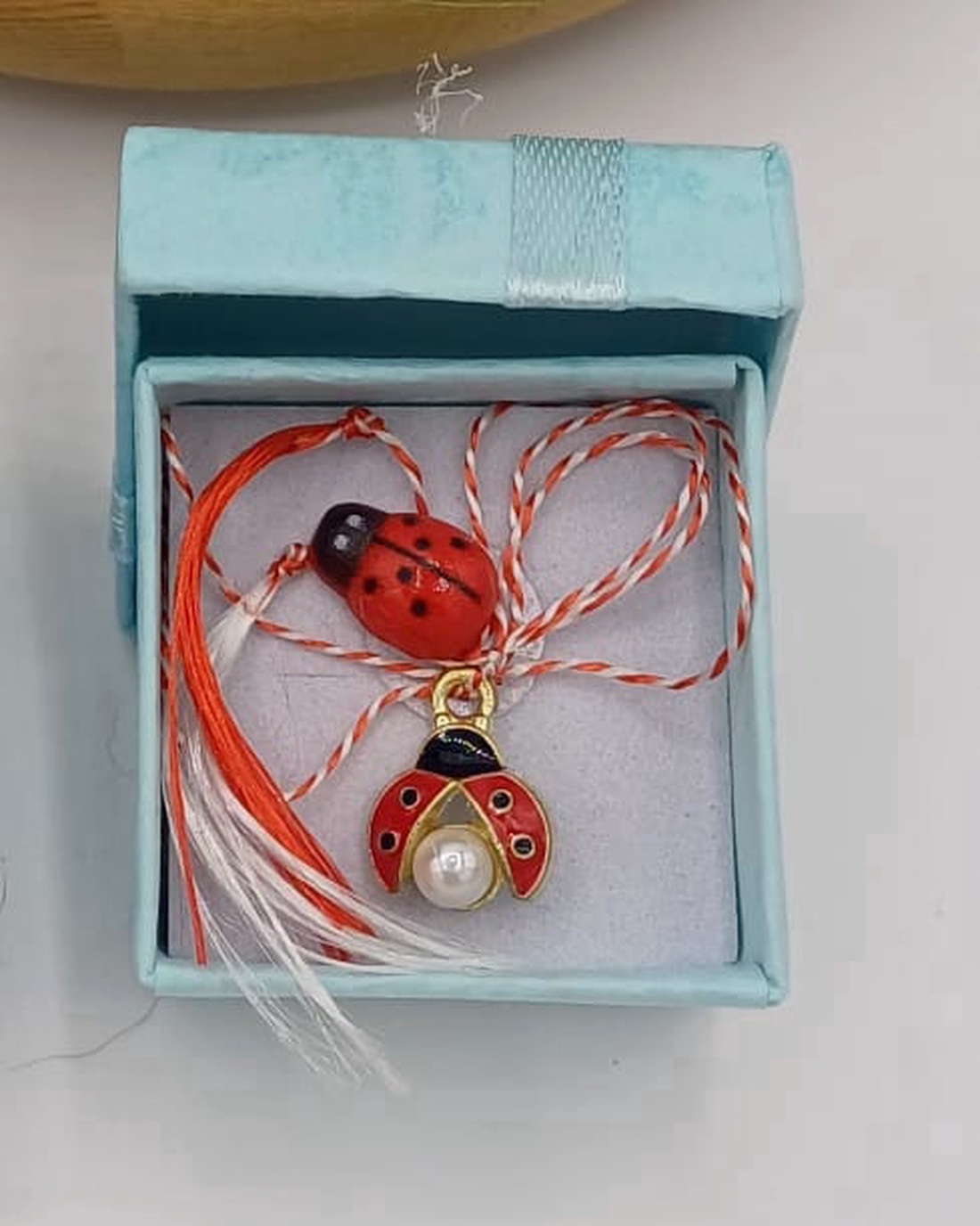 Martisor Gargarita rosie - bijuterii - mărțișor - Artynos.ro